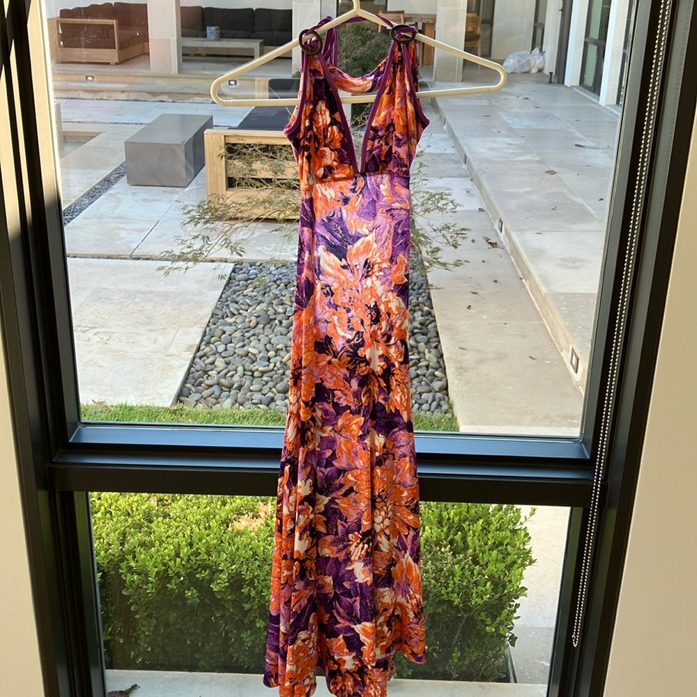 Beautiful dress. Will fit size 4-6